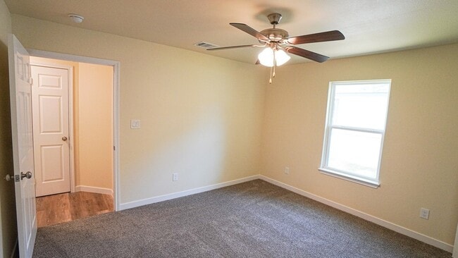 Building Photo - 800 Hemlock Dr