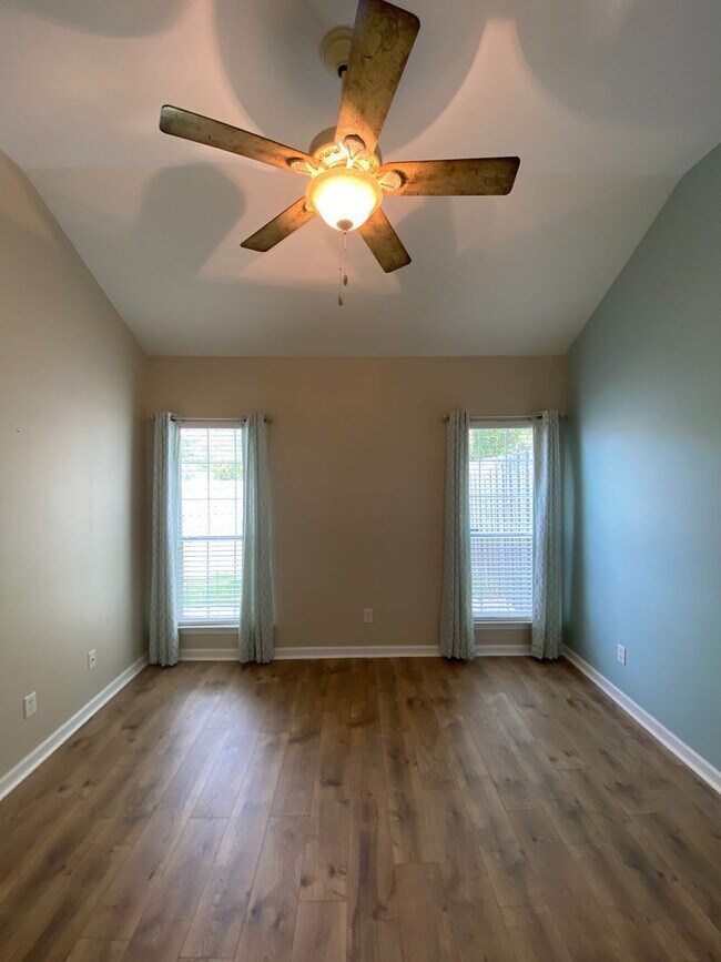 Building Photo - Cozy Home with Fenced-In Backyard for Rent in Bessemer! Available to View with 48 Hours Notice!