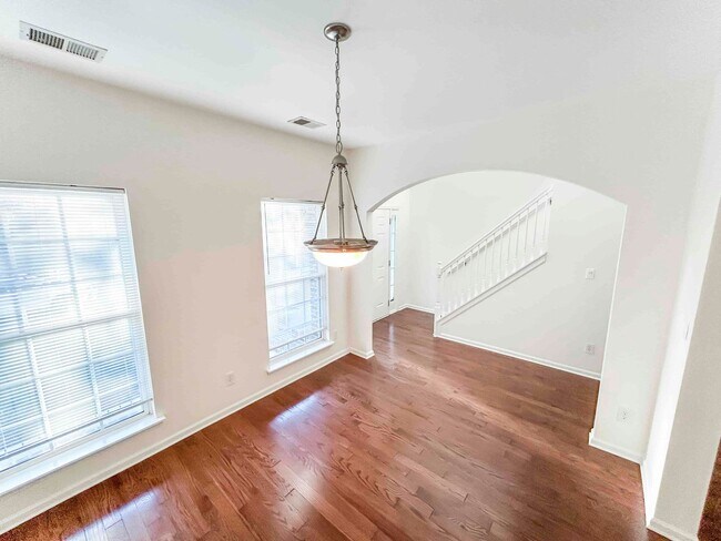 Building Photo - Fantastic 3 BR/2.5 BA Traditional on Full Unfinished Basement in Austell!