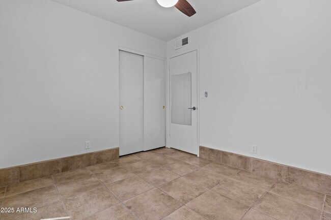 Building Photo - 2442 E Diamond Ave