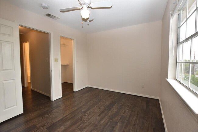 Building Photo - 921 Sagewood Trail