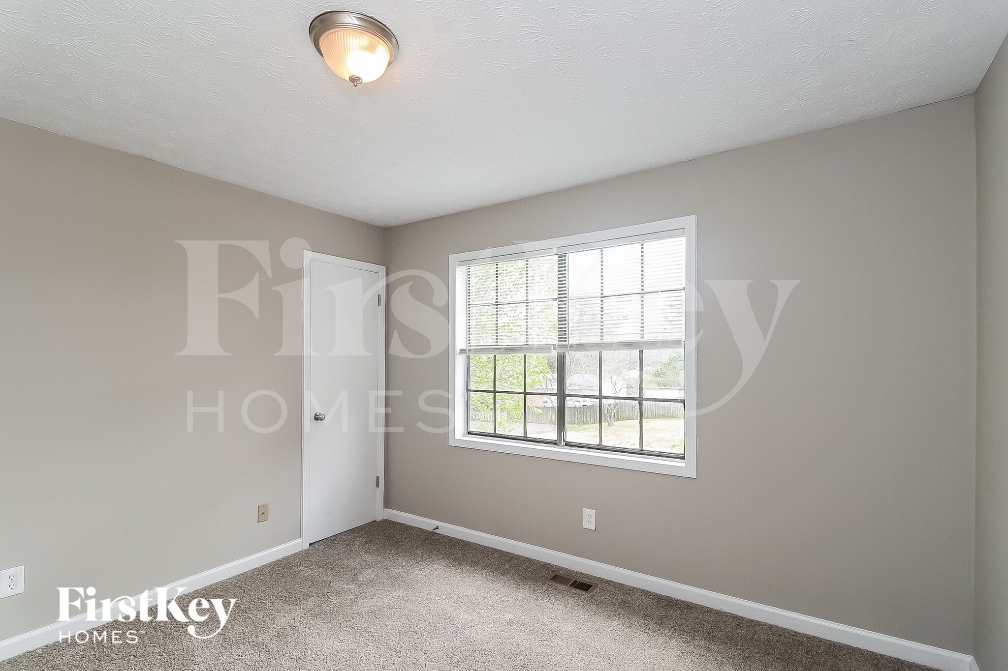 Building Photo - 3762 Cambridge Dr SW