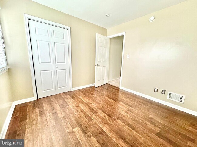 Building Photo - 302 Mimosa Ave