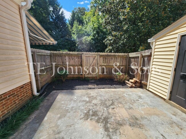 Building Photo - Stylish Townhome with Ensuite Baths & Comm...