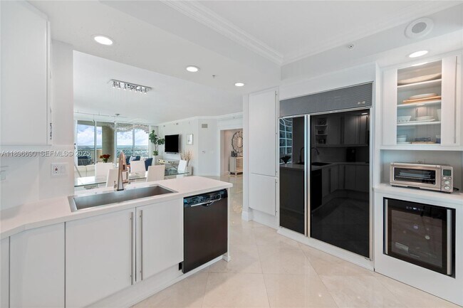 Building Photo - 411 N New River Dr E