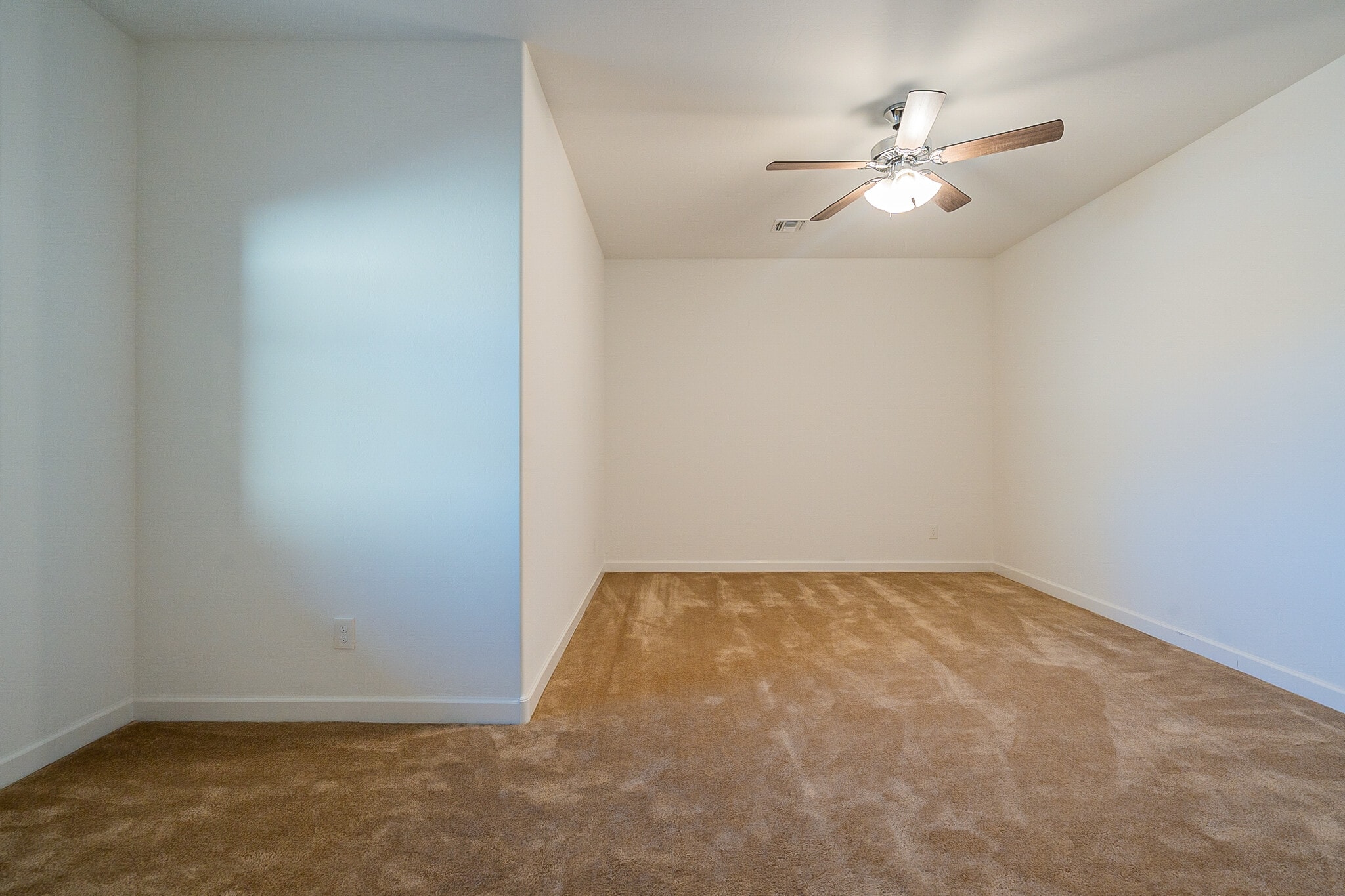 Building Photo - 15877 W Mauna Loa Ln