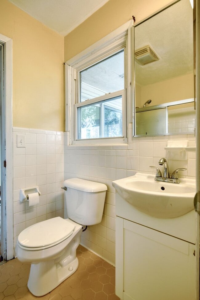 Building Photo - MOVE-IN SPECIAL- $300 OFF FIRST MONTH'S RENT!