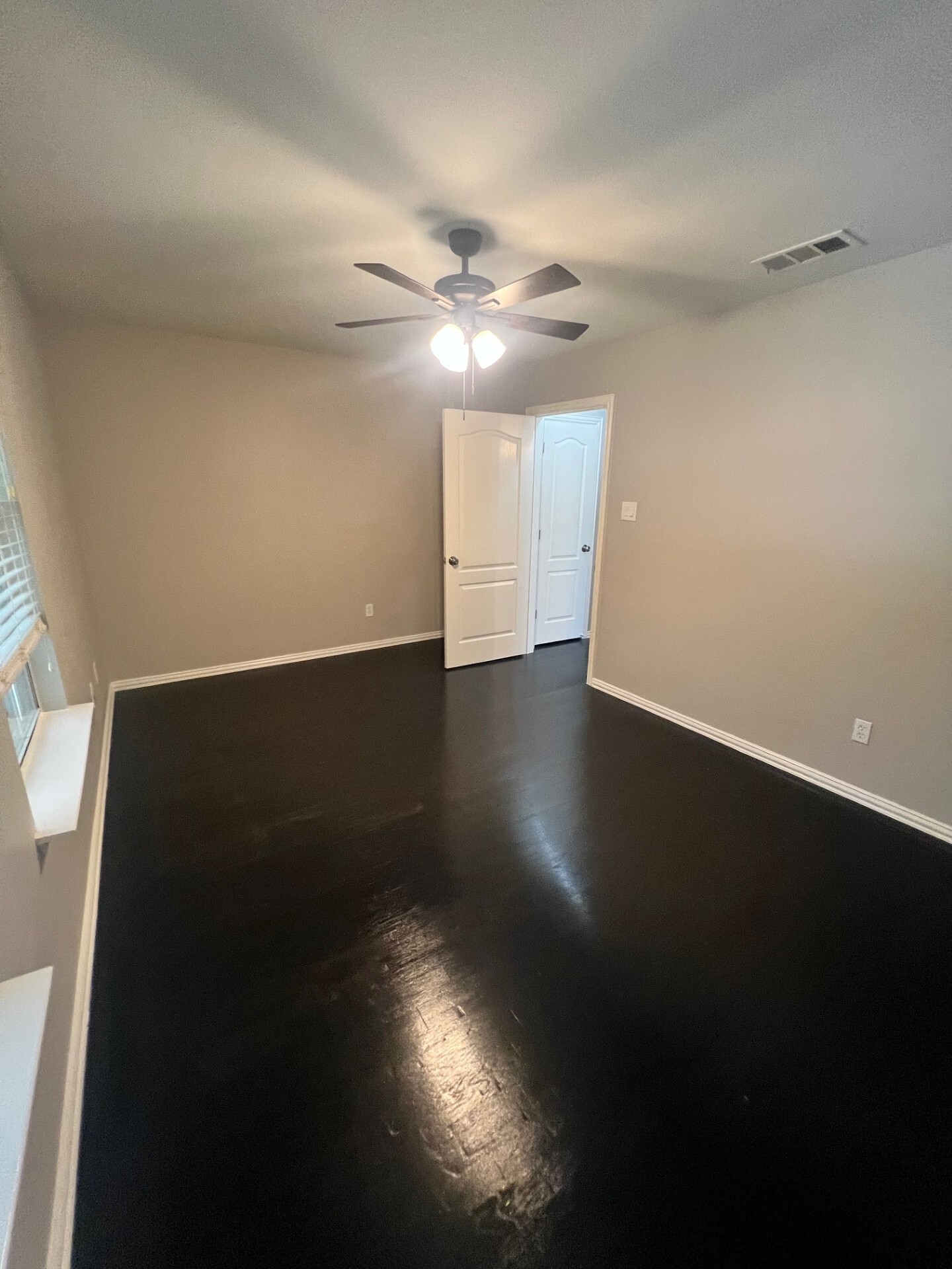 Building Photo - 2213 Ridgewood Dr