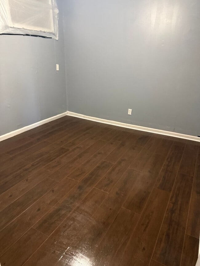 Building Photo - Oak Ridge 37830 - 2 bedroom, 1 bath apartment - Contact Lisa Vineyard and Shannon Russell (865) 2...