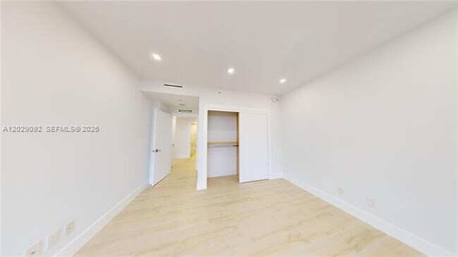 Building Photo - 21050 NE 38th Ave