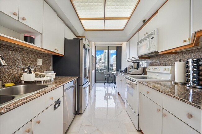 Building Photo - 520 Brickell Key Dr