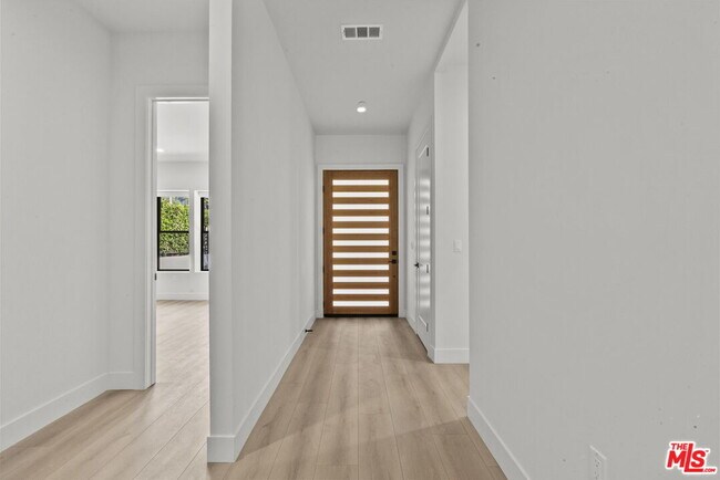 Building Photo - 521 N Martel Ave