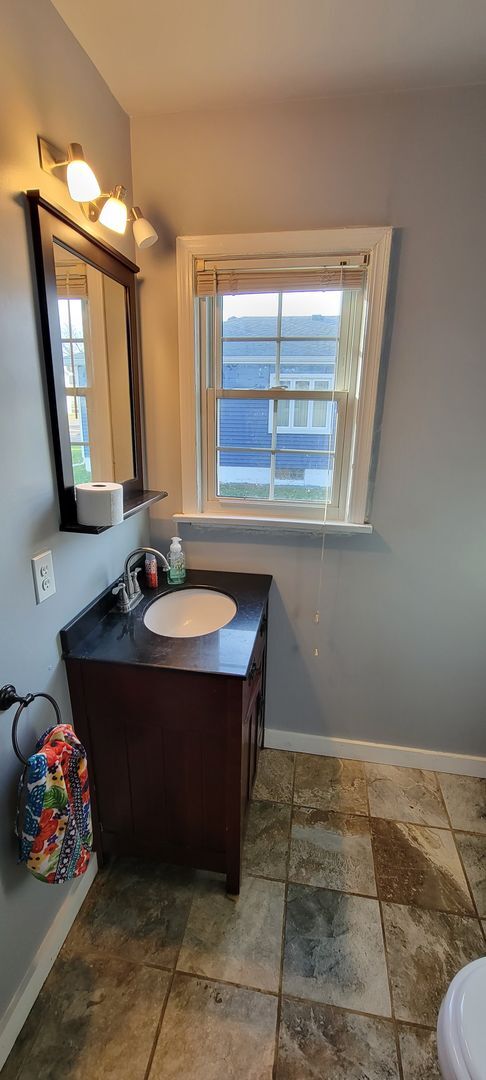 Building Photo - Available August 1st - 3 Bed Home in Cloqu...