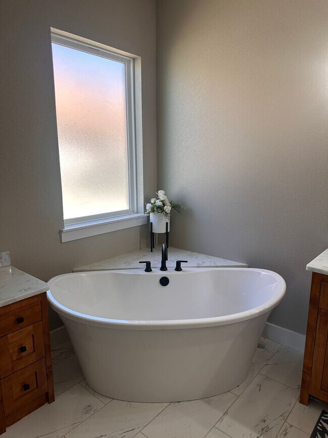 Building Photo - LAKE FRONT PROPERTY!  4/3/2; FULLY  FURNISHED