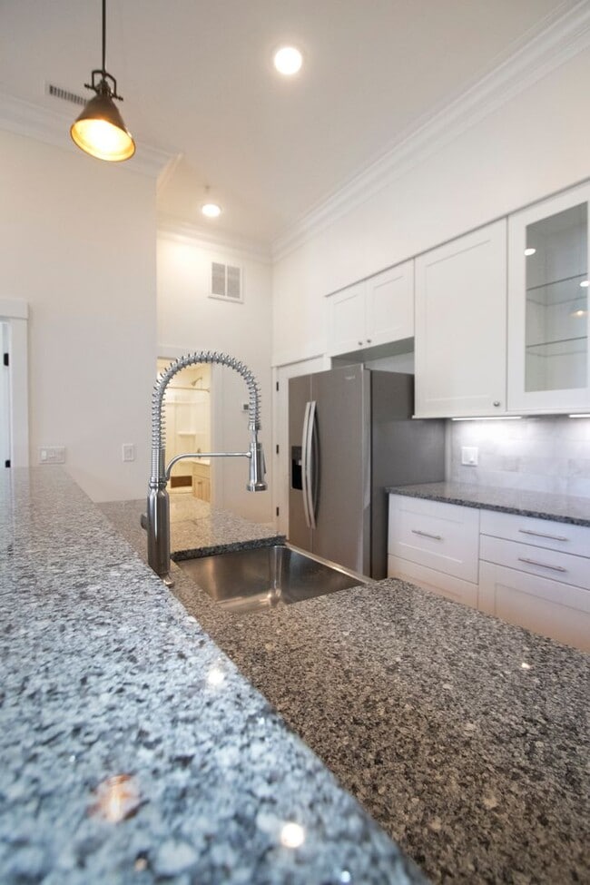 Building Photo - 440 Central Ave