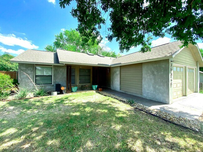 Building Photo - Modern Design 3 Bedroom 2 Bath, corner lot...