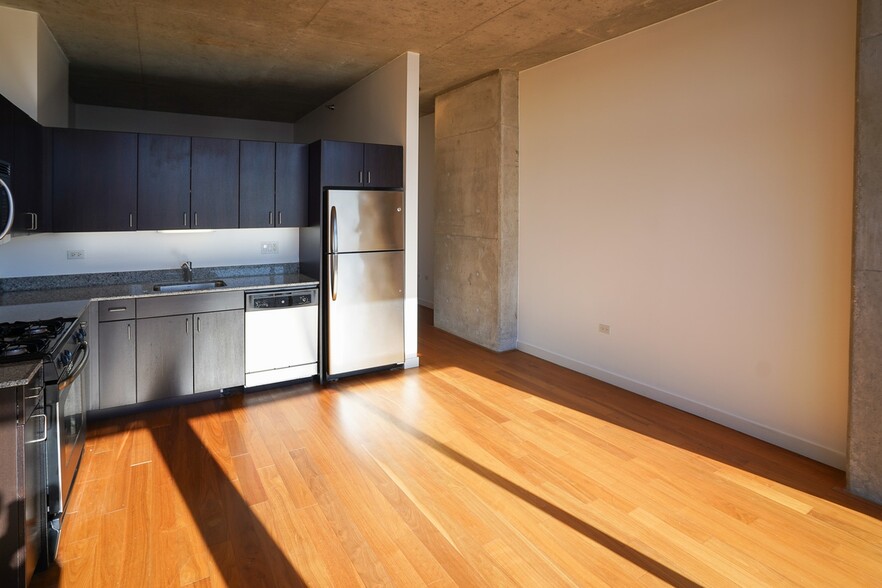 Building Photo - 235 W Van Buren St