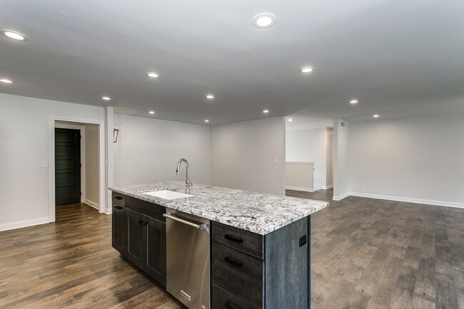 Building Photo - SIMPLY LUXURIOUS twinhome near Central & R...