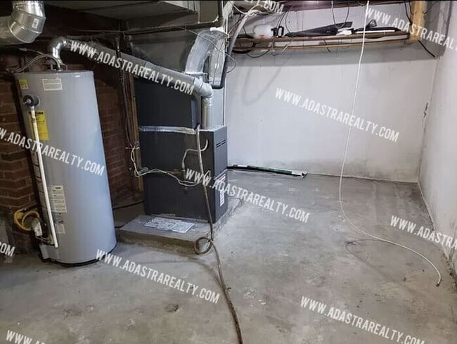 Building Photo - GORGEOUS 3 Bed 2 Bath House in Merriam-Available NOW!!!