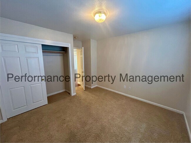Building Photo - Stunning 3 Bed/2 Bath NW Bakersfield Home ...