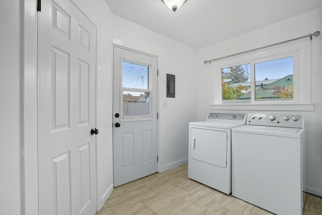 Building Photo - 1731 E Sanson Ave