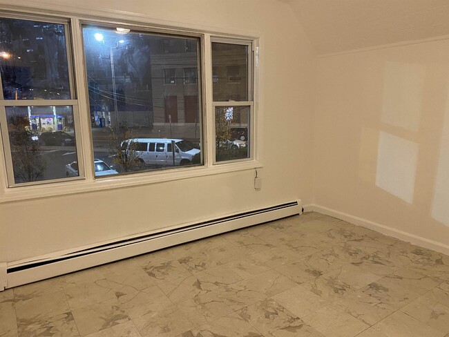 Building Photo - 813 7th St