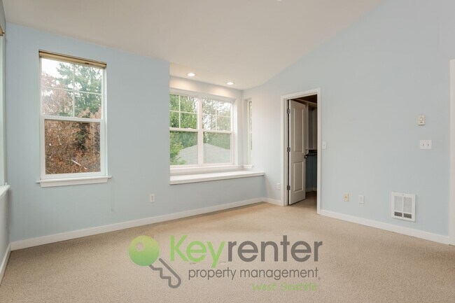 Building Photo - Sophisticated Seattle Home with Stunning Interiors