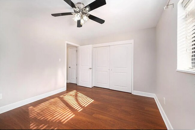 Building Photo - 524 W 10th St