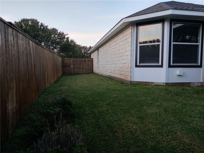 Building Photo - 1004 Ridgebluff Cir
