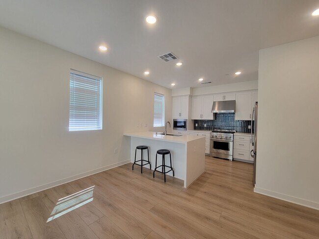 Building Photo - Two-bedroom, two-and-a-half-bath tri-level townhouse located in Arcadia, CA