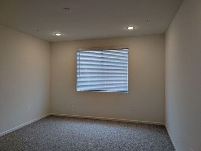 Building Photo - New Wilson home offering modern amenities, solar and a nice floor plan. Bonus room with den or of...