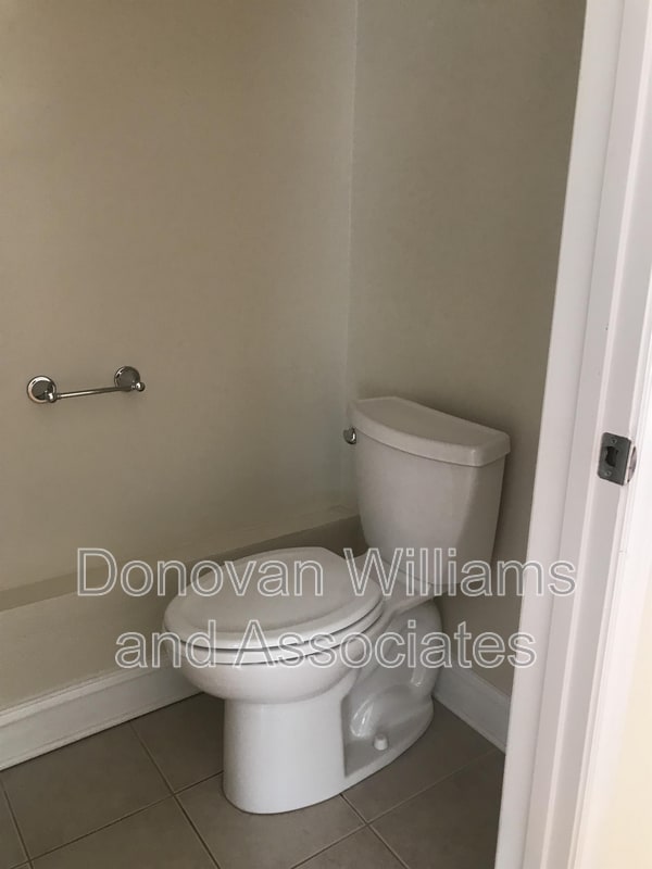 Building Photo - 1529 Thomas Ave