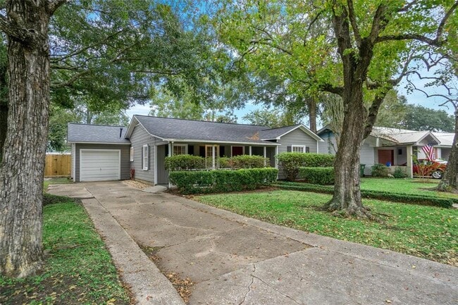 Building Photo - 1110 Woods Dr