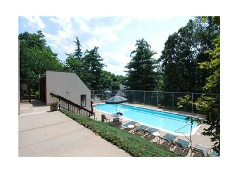 Building Photo - 2226 S Quincy St