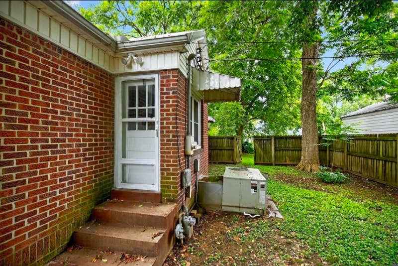 Building Photo - 304 S Poplar St