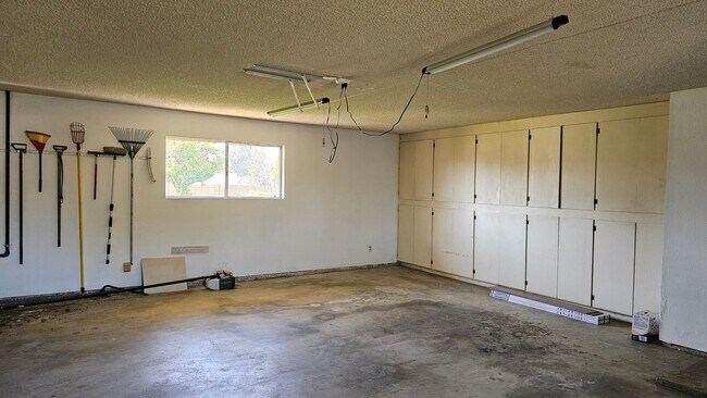 Building Photo - ****OPEN HOUSE**** Friday April, 31, 2026 @ 1-3pm