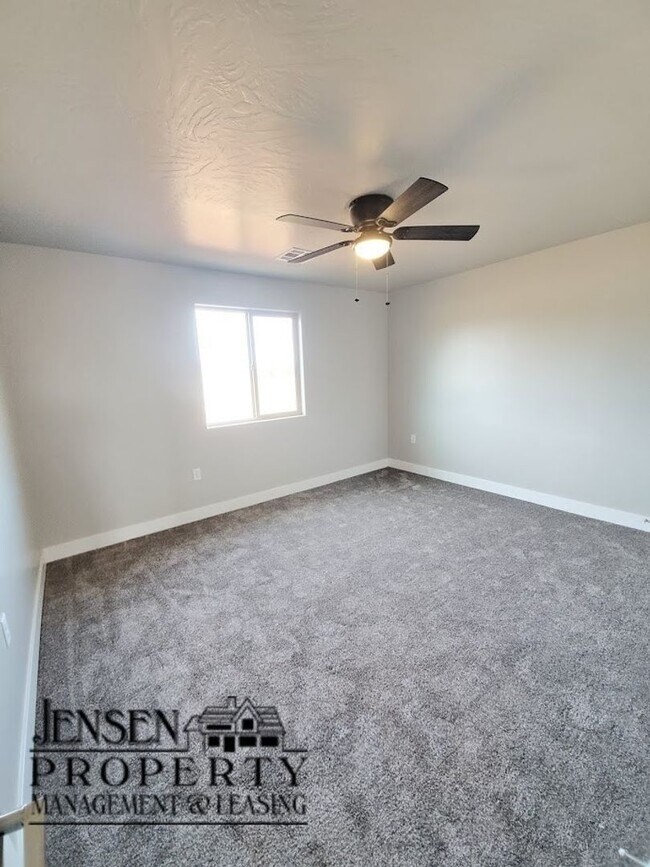 Building Photo - Three Bedroom Red Mountain Vista Town Home