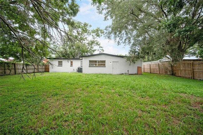 Building Photo - 9618 Pineridge Ave