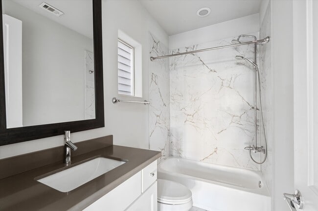 Building Photo - 1005 St Charles St