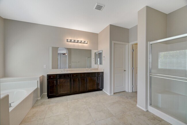 Building Photo - Beautiful DR Horton Home in Centennial Hil...