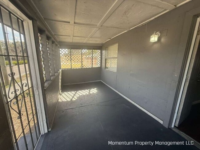 Building Photo - Beautiful Remodeled 4/1 Single Family Home in Lakeland- AVAILABLE FOR IMMEDIATE MOVE IN!!