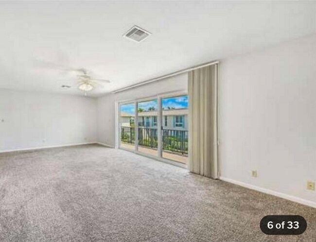 Building Photo - 215 Palm Dr