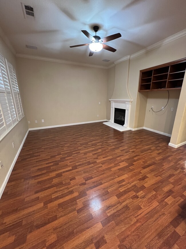 Family room w/fireplace insert - 5909 Silveroak Cir