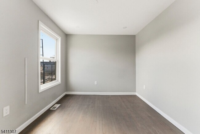 Building Photo - 467 Summer Ave