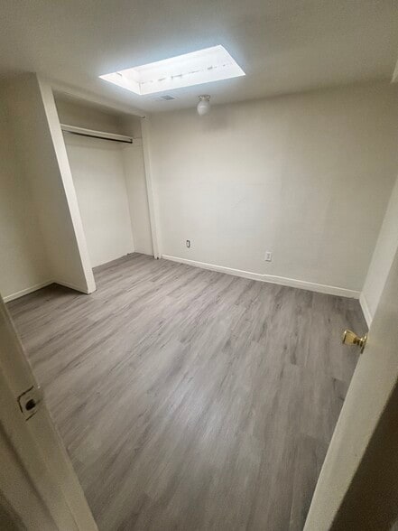 Building Photo - 906 S Farmer Ave