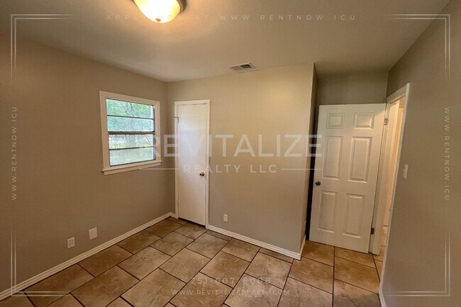 Building Photo - 3 Bedroom/1 Bathroom Home in West Mobile!