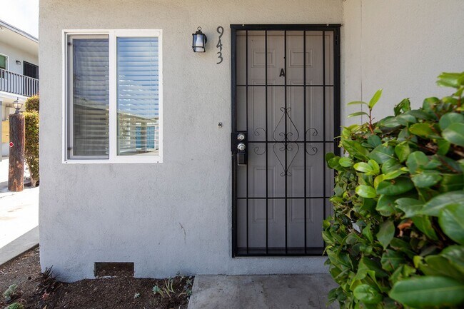 Building Photo - *OPEN HOUSE: 8/22 10AM-12PM* 2BR in Carlsb...