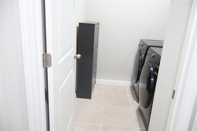 Building Photo - 11500 Maple Leaf Way