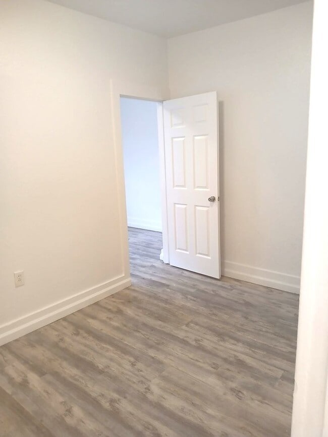 Building Photo - 2802