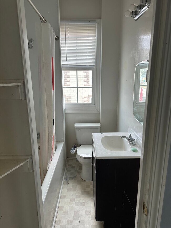 Building Photo - 5 bed 2 bath, central all electric HVAC, laundry, fenced yard house!